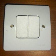 Double interrupteur série Neptune 80552 blanc cassé-beige foncé / Legrand