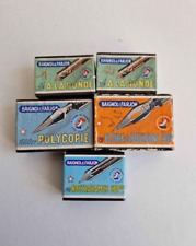 Différentes boîtes de plumes