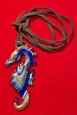 Collier En Cuir Suédé Avec Un Hippocampe En Verre D'Art Dichroïque Moulé Vintage