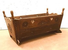 berceau à bascule en noyer massif région montagnardes. XIX siècle .