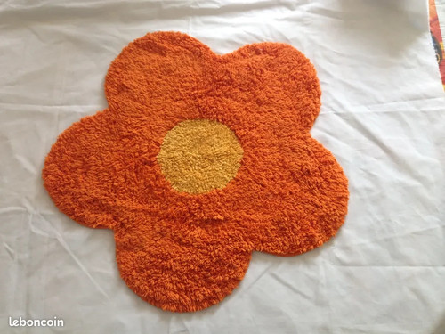 Petit tapis forme fleur - , année