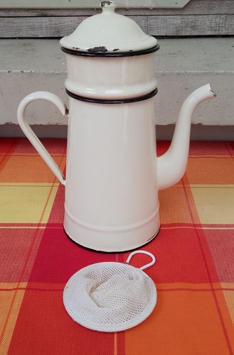 Ancienne cafetière tôle - en,