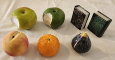 Lot de 5 Fruits divers + 2 Livres factices en Pierre sculptée