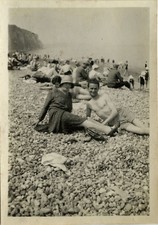 PHOTO ANCIENNE - VINTAGE SNAPSHOT - COUPLE PLAGE AMOUREUX - BEACH FASHION LOVERS