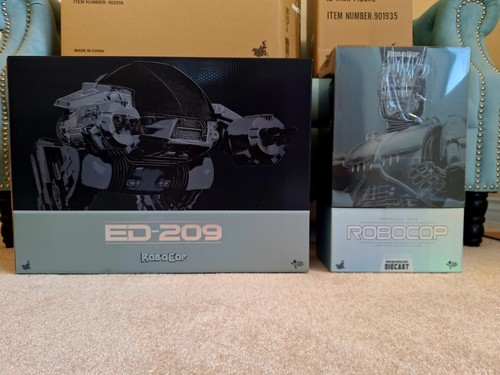 Hot toys robocop and ed209 - toys,