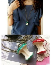 Expédié de Paris - Collier Pendentif Chaine Grosse Pomme Vert Rouge Croquée  