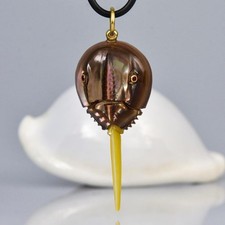 Pendentif De Limule En Nacre