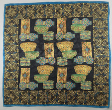 Authentique foulard  vintage  " Objets d'Art Éthnique "