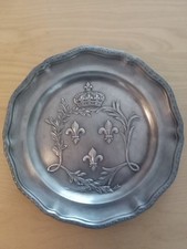 Joli plat en étain orné de 3 fleurs de lys et aux deux L couronnées