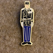 Pin’s Militaire Armée Gendarmerie Gendarme En Tenue D’apparat Contour Doré