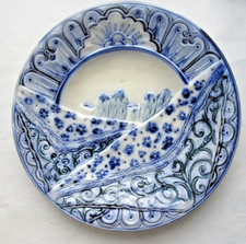 Assiette en barbotine de WASMUEL: Asperges dans une serviette sur fond bleu