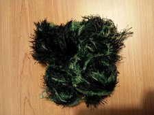 Laine fantaisie verte et noire  2 pelotes entamées