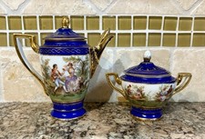 Service À Thé Royal De Vienne En Bleu Et Or Avec Théière Et Sucrier À La Main