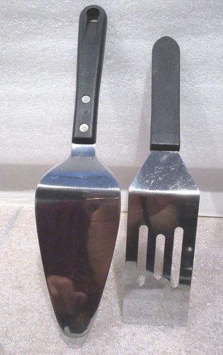 Two small flipper cake servers - cake,