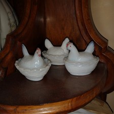 3 petites poules en opaline