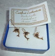 parure dauphin en or 18 carats composée d'un pendentif et de boucles d'oreilles