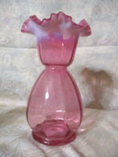 VASE  A JACINTHE ANCIEN -en verre souffle rose Cranberry collerette opalescente