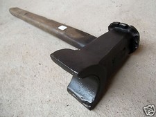 (n°51 A )   outil ancien, marteau de forgeron , forge , hammer.