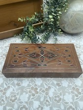 Boîte en bois incrustée