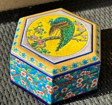 IMPORTANT COFFRET HEXAGONAL EN ÉMAUX DE LONGWY DÉCOR D’OISEAU PAON