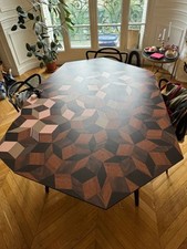 une table à manger PENROSE des designers ICH&KAR octogonale et 3 couleurs 