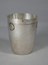 Timbale en argent massif à la coquille de style Régence, époque début XX ème