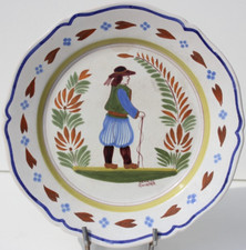 ASSIETTE MODERNE EN FAIENCE DE QUIMPER - HENRIOT - AU BRETON - D. 25,5 cm