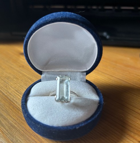 Magnifique bague précieuse