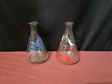 2 carafes en verre à décor