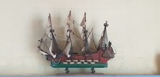 Maquette bateau ancienne Galeon du 16ème siècle coque en bois. L-55 H-50, l-15 .