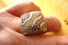 Imposante chevalière en argent massif garnie de pierres mauves /blanc/jaune