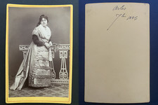 Arles, Arlésienne en costume