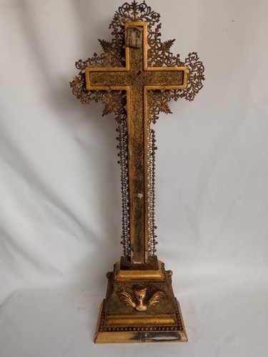 Ancien crucifix sur - , socle