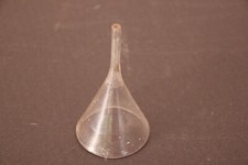 Très petit entonnoir en verre