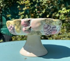 Élégante coupe à fruits en barbotine – décor fruits