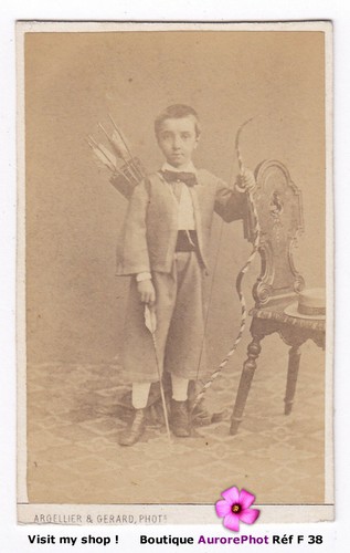 Jeune garçon avec arc - jeune,