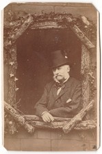 Homme haut de forme accoudé à une fenetre décor bois circa 1874 Photo CDV