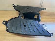 UN CACHE MARCHE PIED CARENAGE