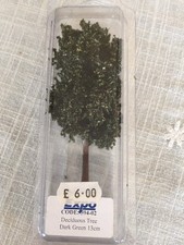 Arbre à feuilles caduques 13