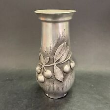 Joli vase en étain aux décors de cerisier signé Esté, (hauteur : 19 cm)