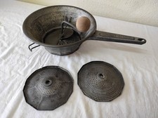 Ancien Moulin à légumes en fer blanc 24cm de diamètre avec 3 Grilles