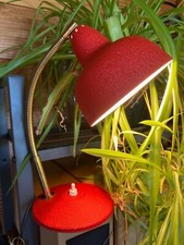 Lampe rouge granité  60's tige dorée flexible et orientable Aluminor vintage
