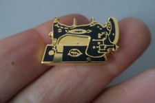 broche pin s badge ancienne  MACHINE A COUDRE peugeot