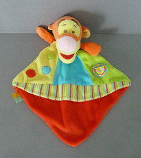 26. DOUDOU PLAT DISNEY SIMBA TIGROU rouge vert bleu jaune lion rond QUASI NEUF *