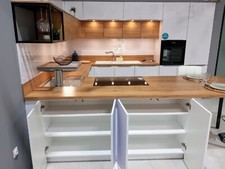 meuble cuisine complète blanc brillant ilot grande électroménager évier robinet 