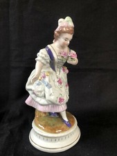 Antique Allemand Sitzendorf Porcelain. Lady Avec Fleurs. Marquée Bas
