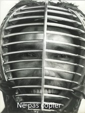 KENDO vers 1985 homme masqué arts martiaux grande photo 23 x 17 cm