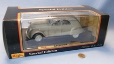 Maisto 1/18 : Citroën 2cv de 1952 (Toit fermé - Gris métal - Sièges ecossais)