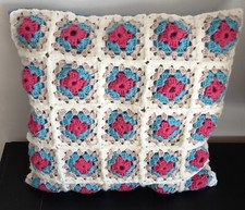 HOUSSE de COUSSIN - GRANNY - CARRES de GRAND-MERE -rose, blanc, bleu - FAIT MAIN