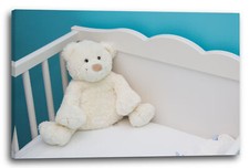 Toile/Cadres Mignon ours en peluche blanc seul dans le lit d'enfant décorant la